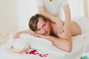 Mand der er blevet forkælet og får massage